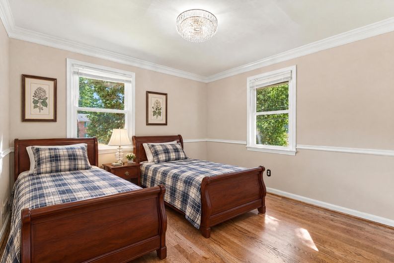 Photo 12 of 20 of 8706 Braeburn Dr, Annandale, VA
