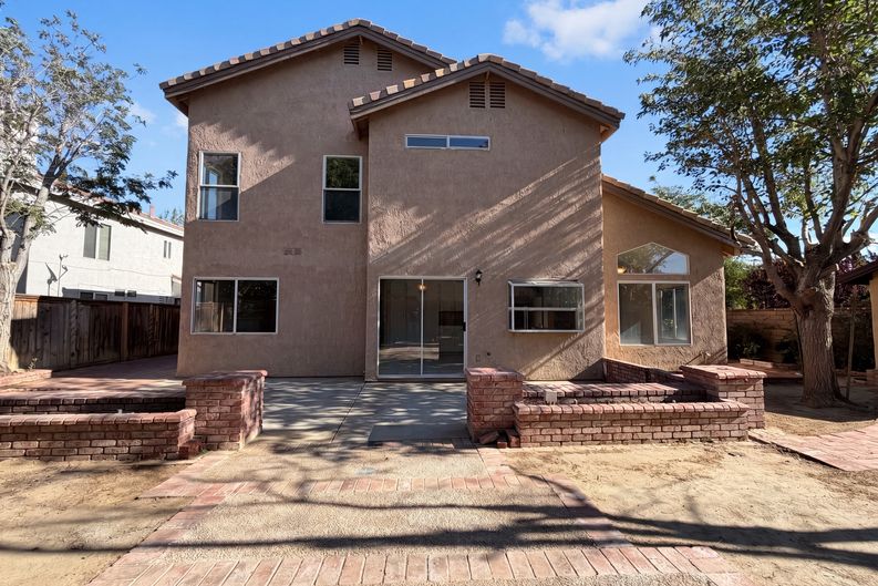 Photo 5 of 28 of 5545 W Avenue L6, Lancaster, CA