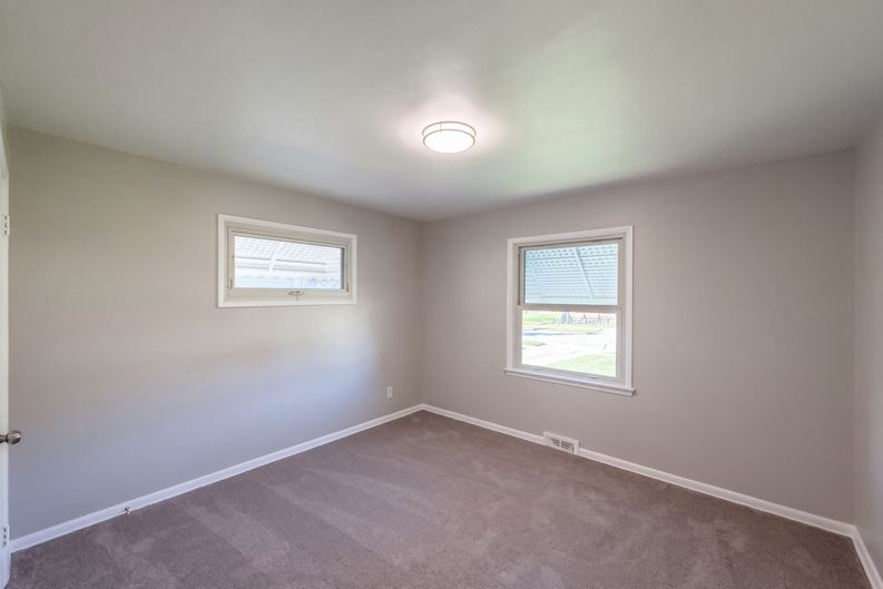 Photo 4 of 28 of 11301 Riveredge Dr, Parma, OH