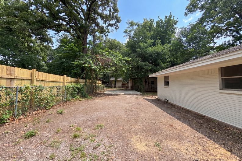 Photo 14 of 18 of 437 Denison Dr, Pottsboro, TX