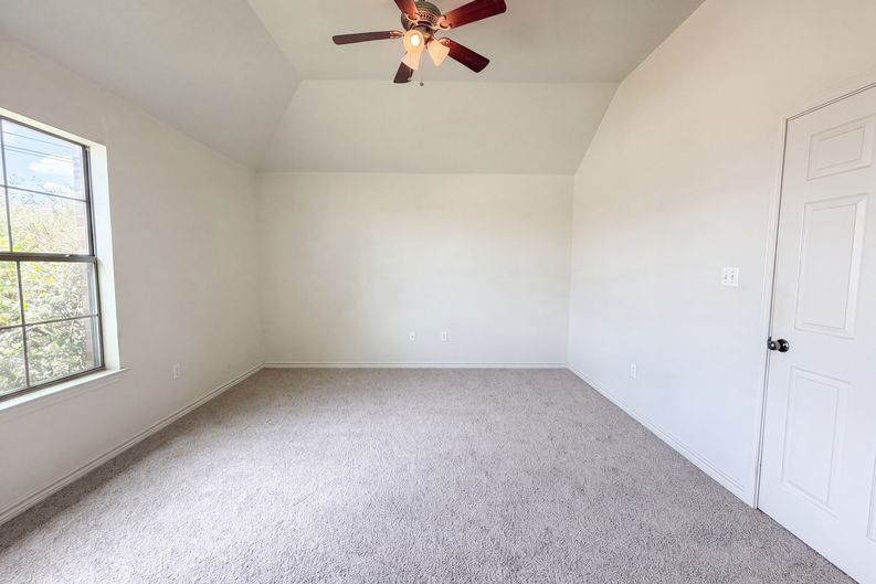 Photo 4 of 16 of 2512 Saulsbury Dr, Temple, TX