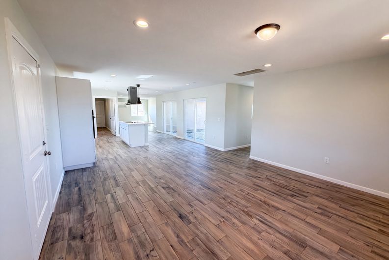 Photo 3 of 19 of 14100 Nightshade Rd, Apple Valley, CA