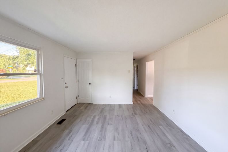 Photo 12 of 27 of 7301 Meadowbrook Cir, Knoxville, TN
