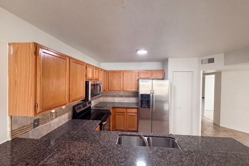 Photo 6 of 30 of 10020 W Montecito Ave, Phoenix, AZ