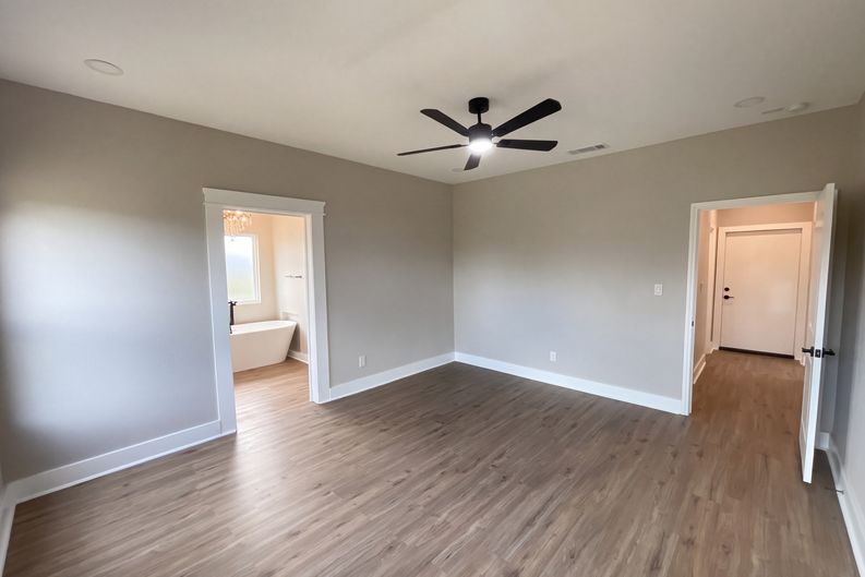Photo 4 of 25 of 185 E Medium Meadow Dr, Lytle, TX