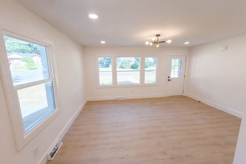 Photo 7 of 23 of 4200 Abbeydale Dr, Charlotte, NC