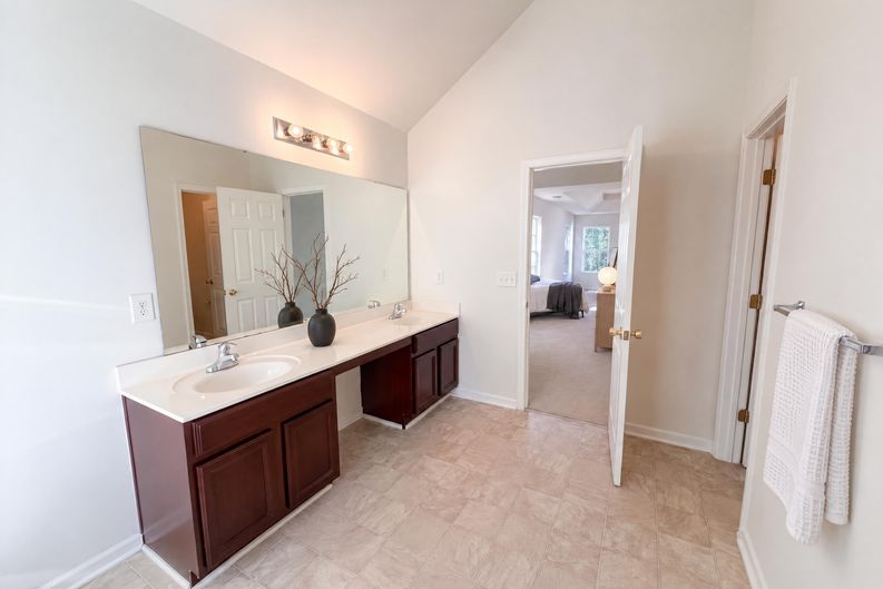 Photo 15 of 28 of 8902 Woodland Hills Rd, Charlotte, NC