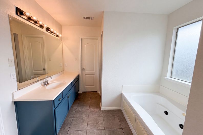 Photo 14 of 17 of 1618 Hillside Dr, Waxahachie, TX