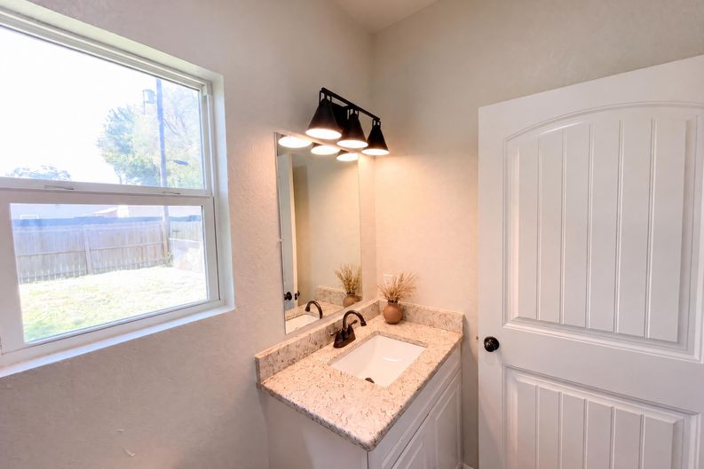 Photo 13 of 18 of 102 Bowdoin St, San Antonio, TX