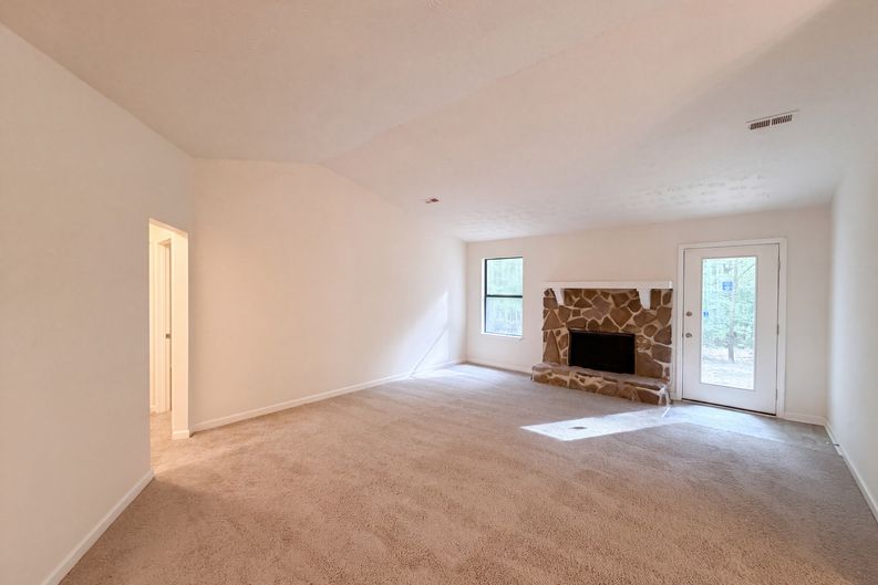 Photo 3 of 20 of 670 Marsh Ct, Jonesboro, GA