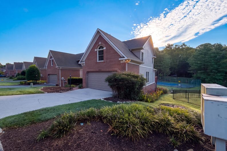 Photo 24 of 33 of 8542 Oxford Dr, Knoxville, TN