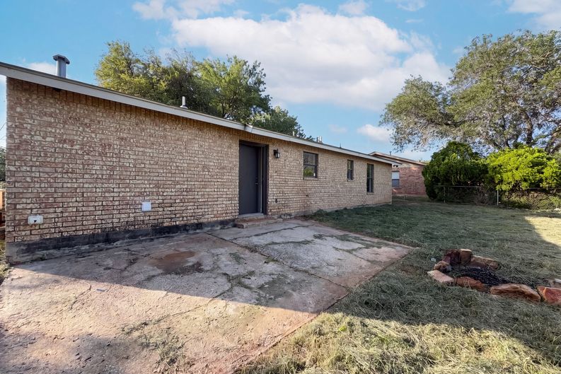 Photo 15 of 16 of 1308 Longhorn Dr, Floresville, TX