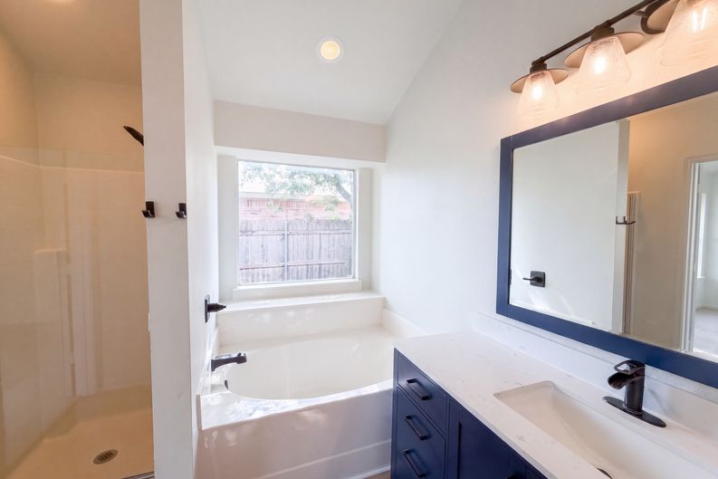 Photo 9 of 20 of 825 Dixon Ln, Denton, TX