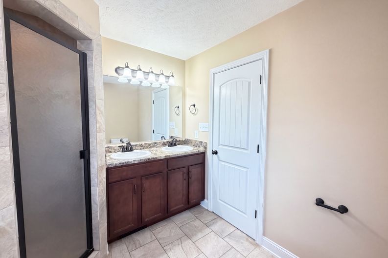 Photo 16 of 28 of 3208 Timberdale Dr, Clarksville, TN
