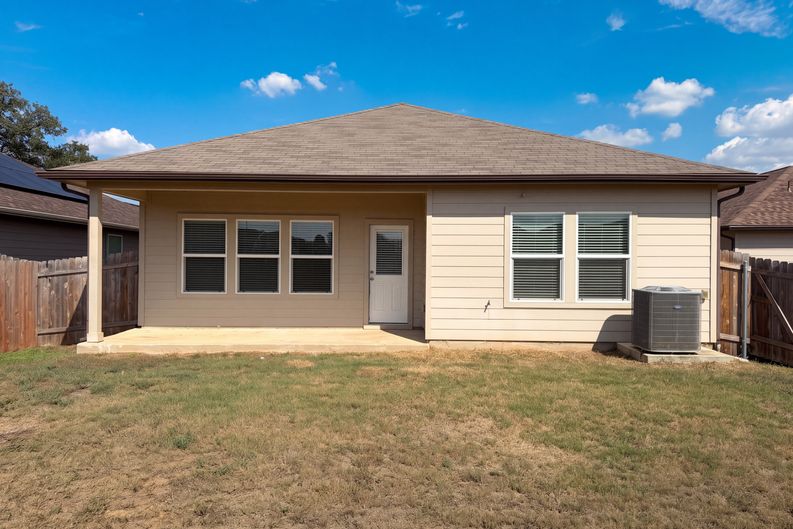 Photo 5 of 22 of 817 Margay Loop, Seguin, TX