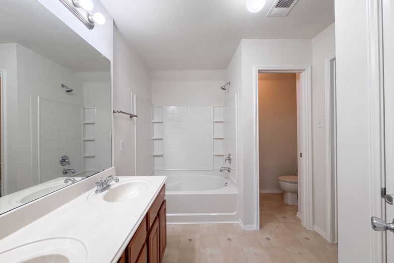Photo 9 of 14 of 605 Crystal Falls Dr, McKinney, TX