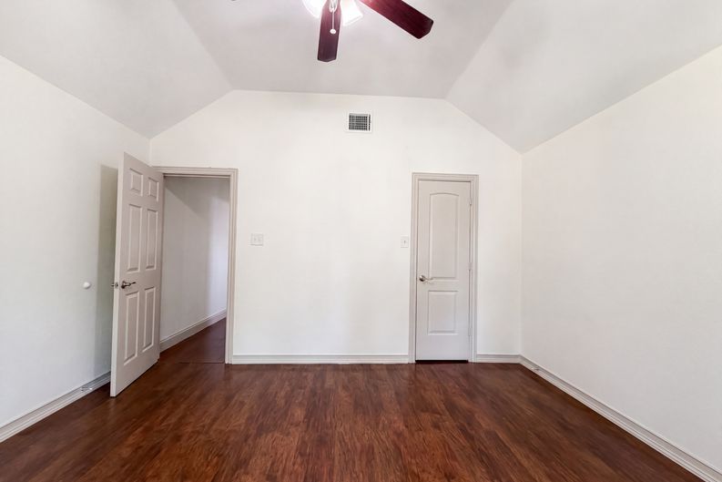 Photo 16 of 22 of 6315 Meadow Glen Dr, Arlington, TX