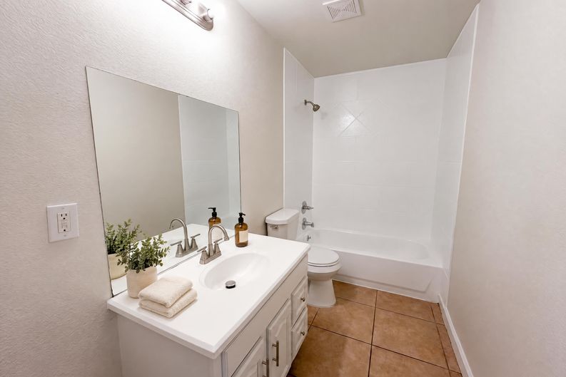 Photo 12 of 17 of 1322 E Waco Ave, Dallas, TX