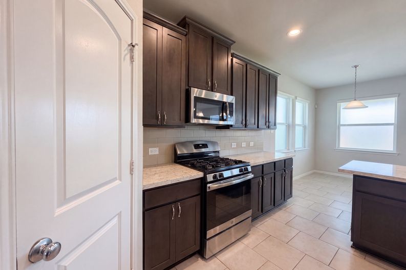 Photo 7 of 22 of 222 Ashley Way, Alvin, TX