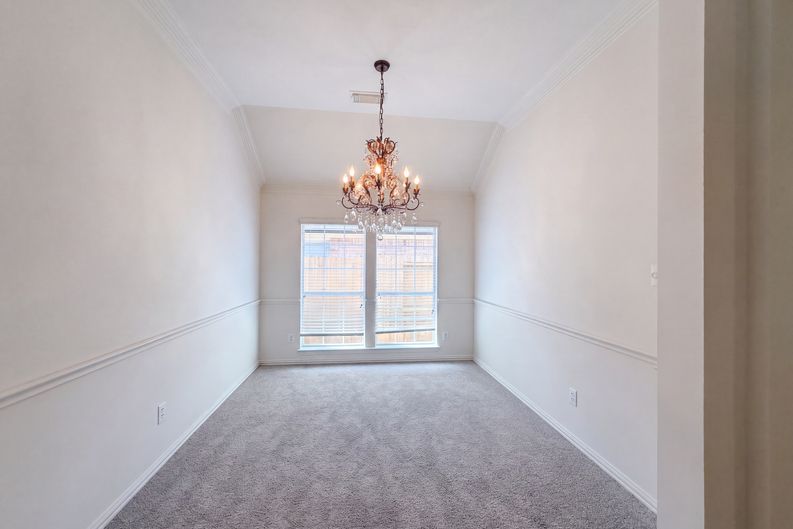 Photo 9 of 24 of 5307 Chatham Hill Ln, Houston, TX