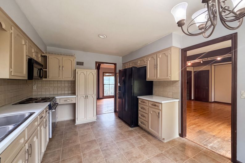 Photo 6 of 27 of 6916 N Overland Dr, Kansas City, MO