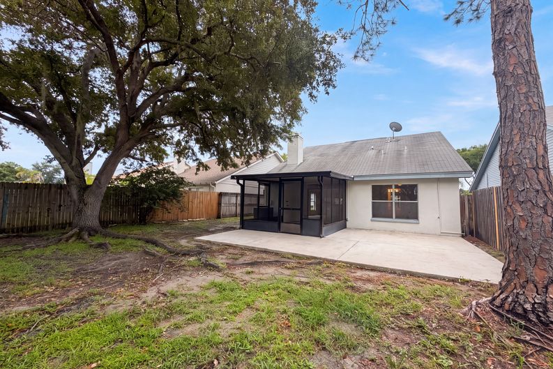 Photo 5 of 18 of 8613 Cottonway Ln, Tampa, FL