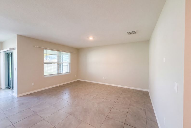 Photo 9 of 25 of 2112 Elio Ridge Dr, Zellwood, FL