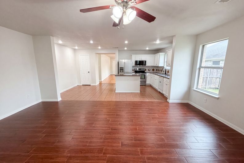 Photo 7 of 19 of 111 Forest Park Ln, Red Oak, TX