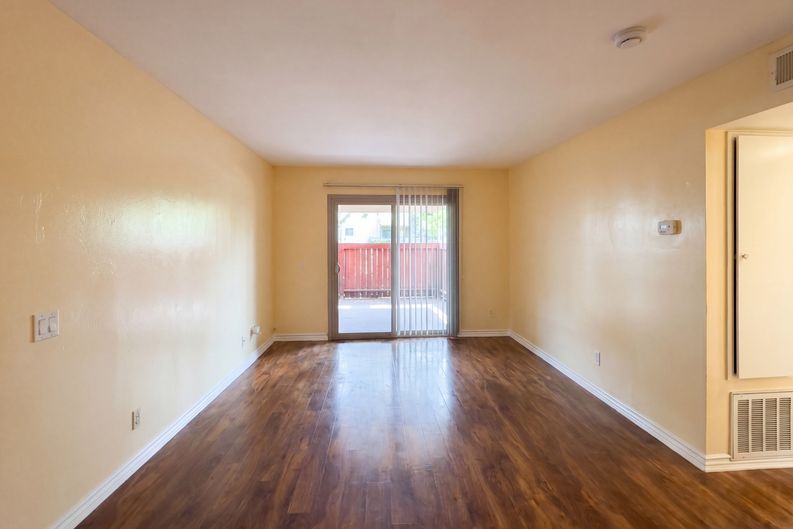 Photo 6 of 31 of 920 S Palmetto Ave, Ontario, CA