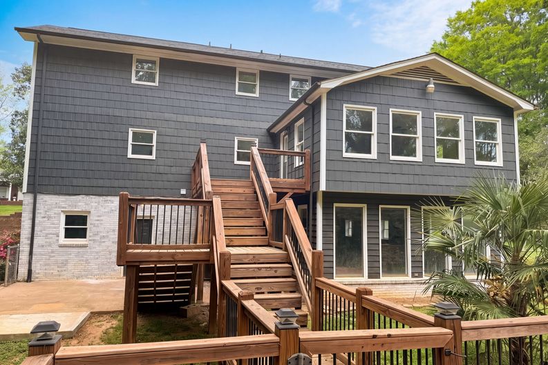 Photo 5 of 22 of 706 Crescent Dr, Cherryville, NC