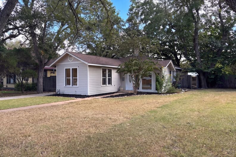 Photo 27 of 30 of 111 S College St, Gonzales, TX
