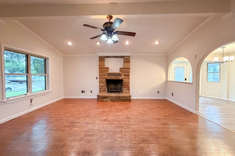 Photo 8 of 18 of 203 W Hogan Dr, Copperas Cove, TX