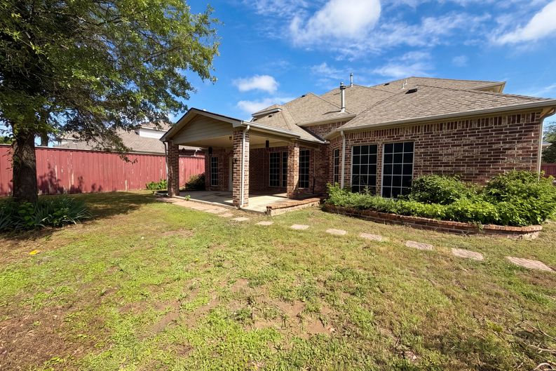 Photo 5 of 28 of 1126 Glencoe Dr, Glenn Heights, TX