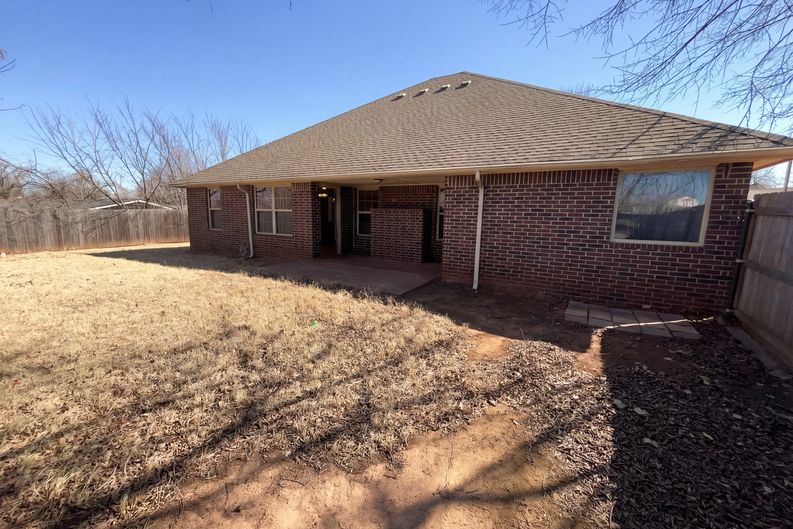 Photo 5 of 18 of 305 N Lakeside Ter, Mustang, OK