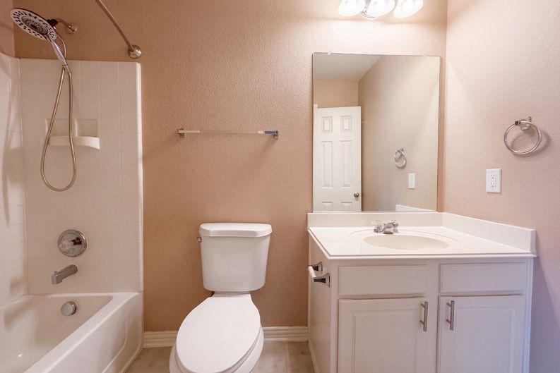 Photo 14 of 21 of 5327 Lake Gardens Dr, Grand Prairie, TX