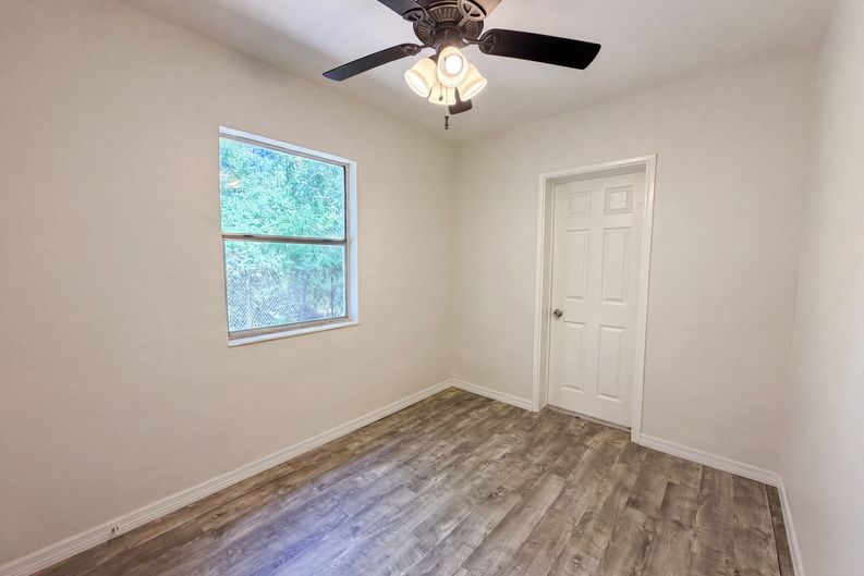 Photo 8 of 18 of 2235 45th Ave N, Saint Petersburg, FL
