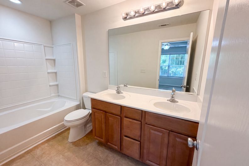 Photo 13 of 23 of 1019 Ivydale Cir, Lawrenceville, GA