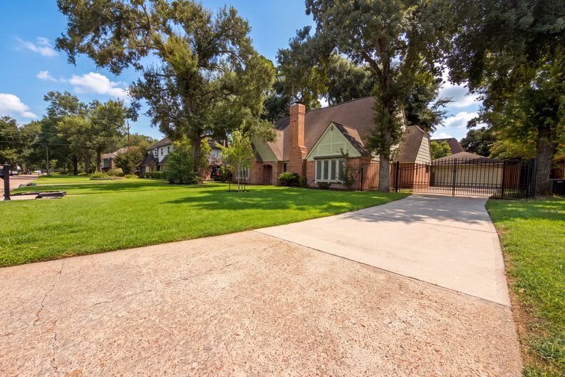 Photo 23 of 27 of 5615 Spanish Oak Dr, Houston, TX