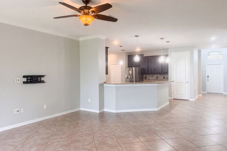 Photo 13 of 37 of 626 Tanana Fall Dr, Ruskin, FL