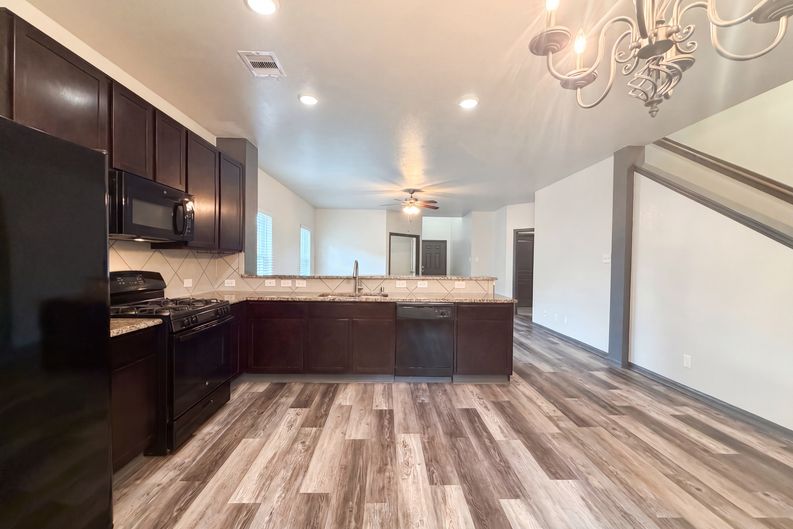 Photo 6 of 22 of 18664 Legend Oaks Dr, Magnolia, TX