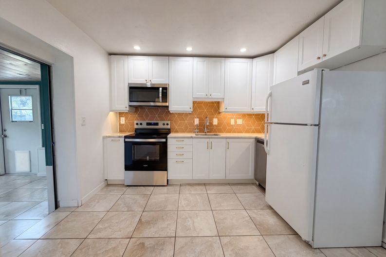 Photo 11 of 28 of 829 E 4th St, Englewood, FL