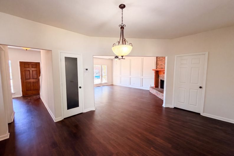 Photo 8 of 21 of 2405 Waterloo Ln, Mesquite, TX