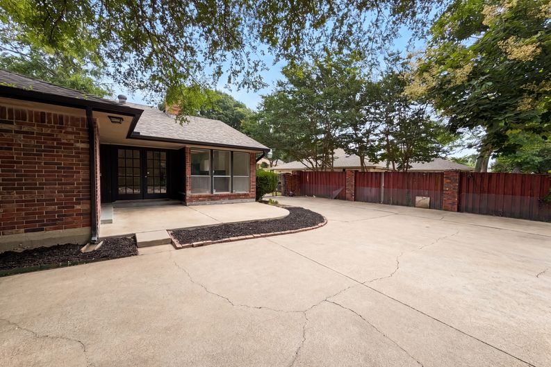 Photo 5 of 20 of 722 S Forest Ln, Duncanville, TX