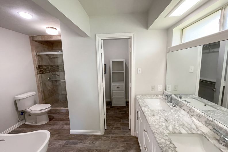 Photo 11 of 19 of 2800 N Surrey Dr, Carrollton, TX