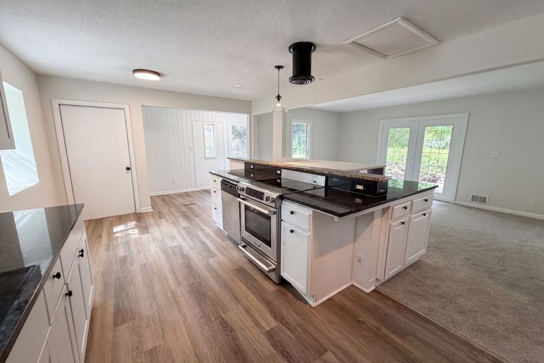 Photo 8 of 27 of 2591 Aldine St, Roseville, MN