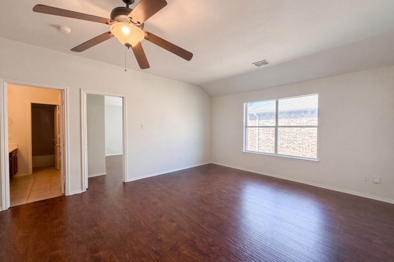 Photo 4 of 27 of 1304 Grapevine Dr, Allen, TX