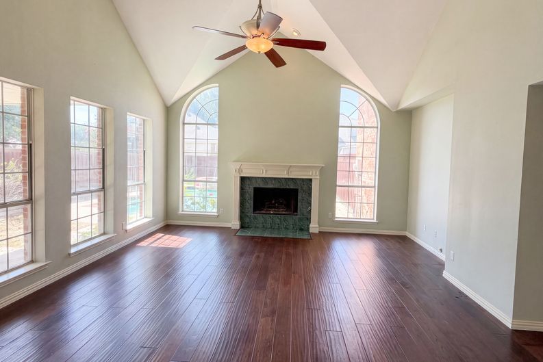 Photo 3 of 22 of 3606 Fairlands Dr, Richardson, TX