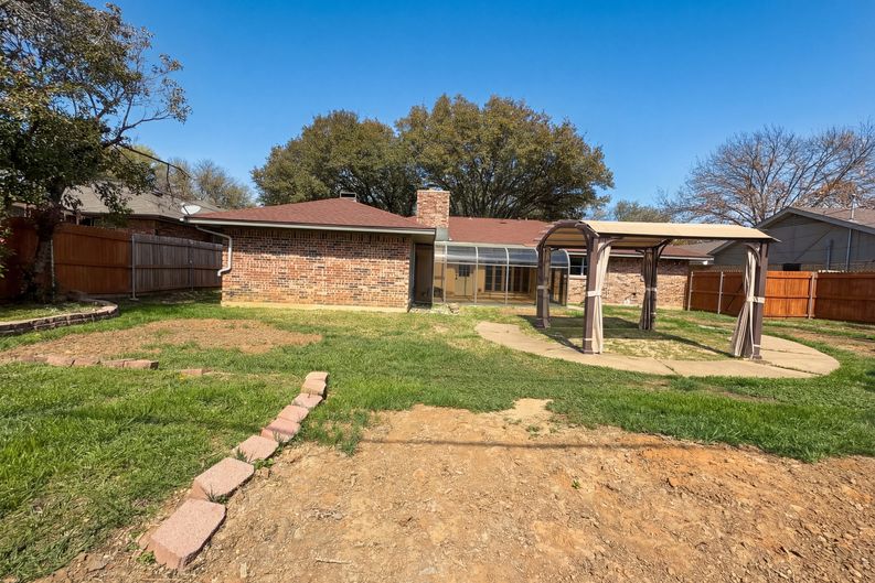 Photo 5 of 18 of 5310 Firewood Dr, Arlington, TX