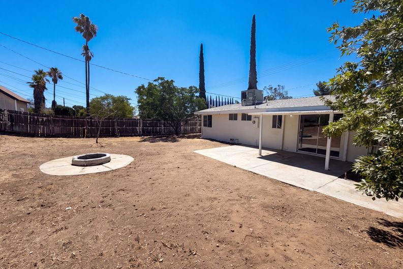 Photo 5 of 21 of 415 E Indian School Ln, Banning, CA