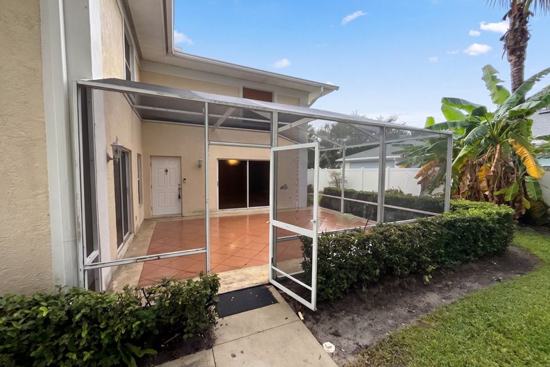 Photo 7 of 19 of 1538 N Lawnwood Cir, Fort Pierce, FL